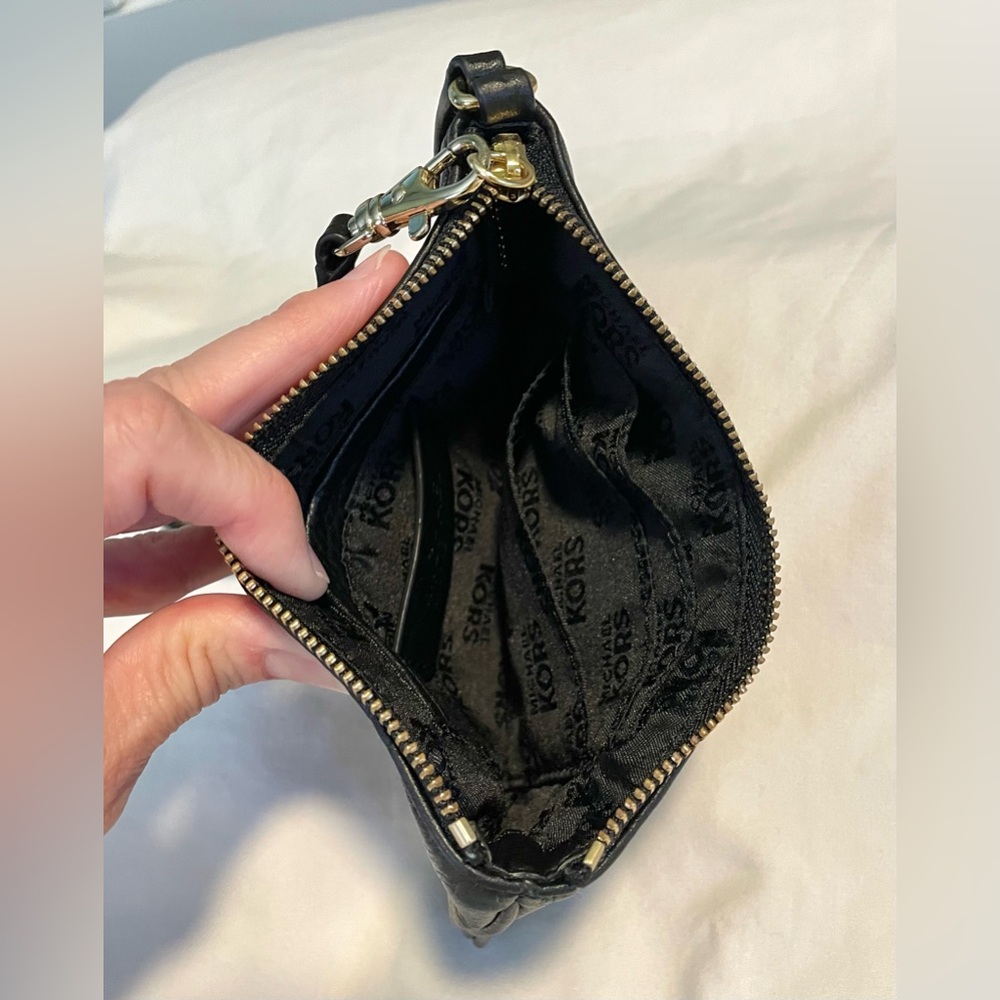 *EUC* *AUTHENTIC* Michael Kors Wristlet Wallet With Gold Zipper - Black- Pebbled - Picture 8 of 11